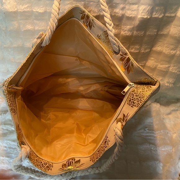 Gold and. Ivory Pineapple Tote Bag - Picture 3 of 4